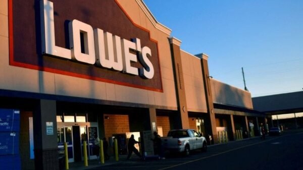 Shoppers load a box of merchandise into a truck after visiting a Lowe's hardware store in Philadelphia, Pennsylvania, U.S. November 4, 2020. REUTERS/Mark Makela/File Photo